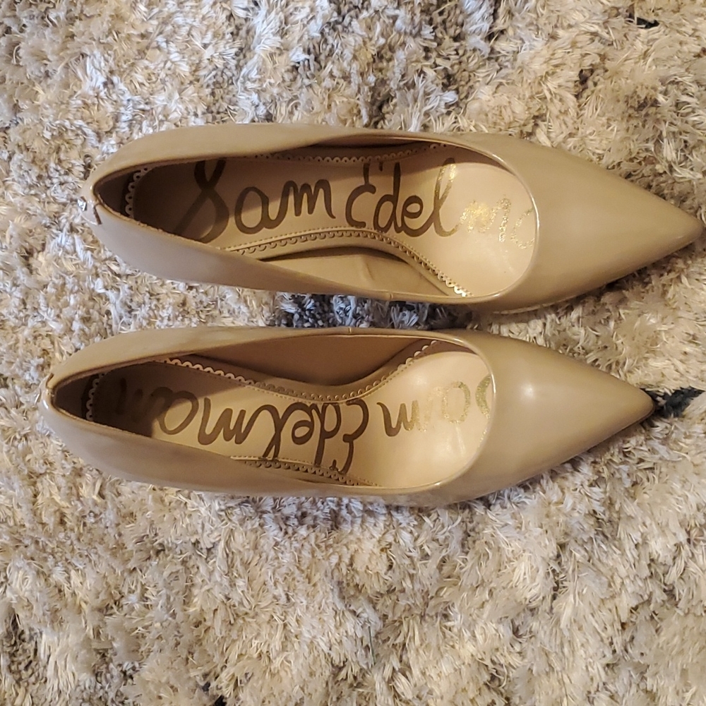 Sam Edelman nude 4 1/2 in heels good condition small snip on back of heel in pic